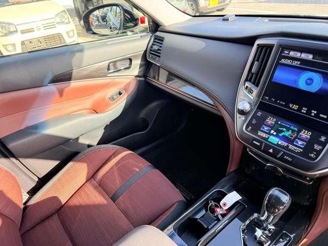 CROWN sedan hybrid
