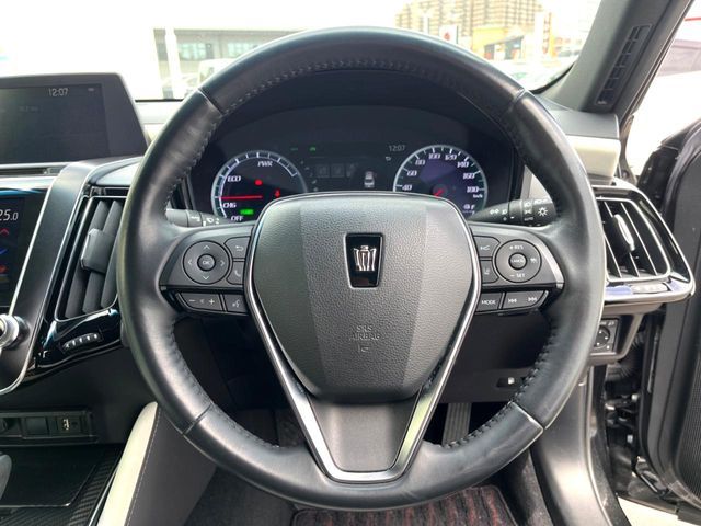 CROWN sedan hybrid