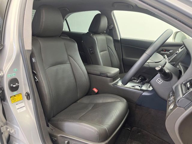 CROWN sedan