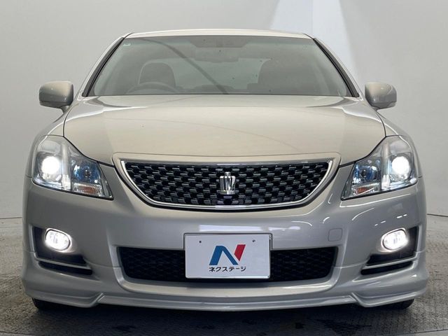 CROWN sedan