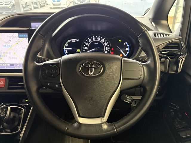 VOXY HYBRID