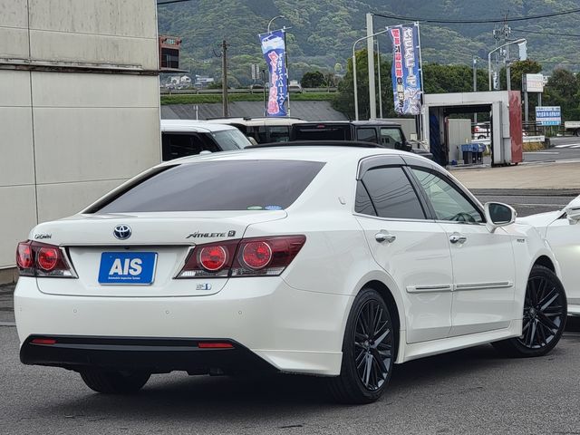 CROWN sedan hybrid