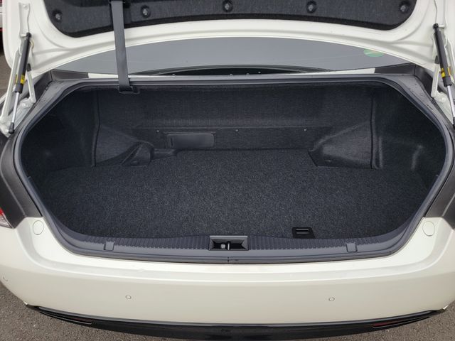 CROWN sedan hybrid