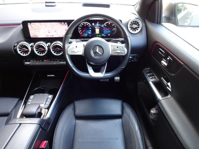 MERCEDES BENZ EQA