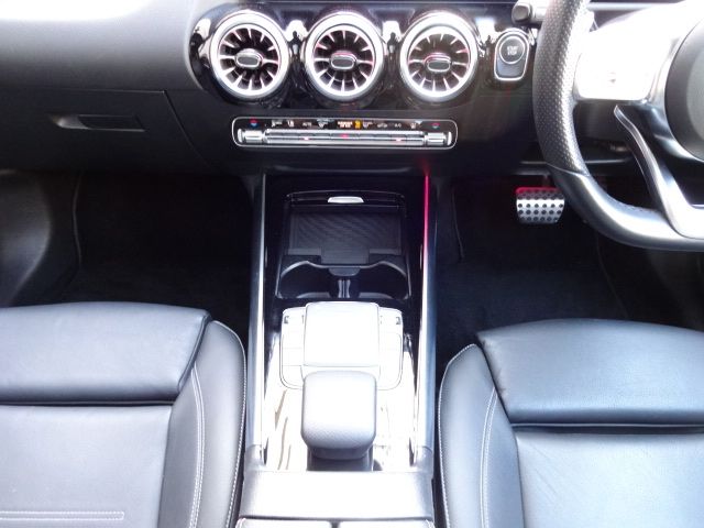 MERCEDES BENZ EQA
