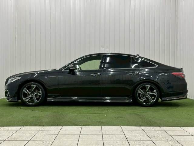 CROWN sedan hybrid