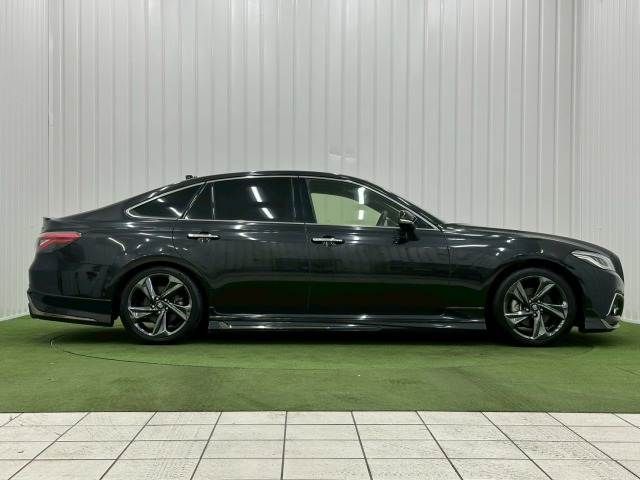 CROWN sedan hybrid