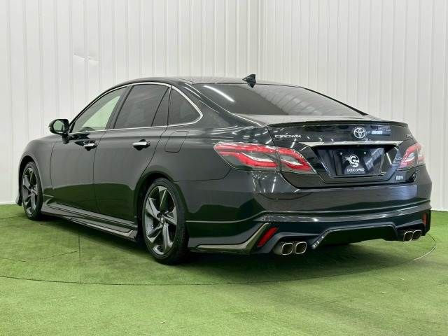 CROWN sedan hybrid