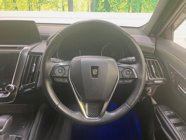 CROWN sedan hybrid
