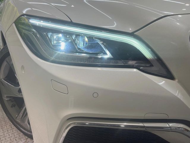CROWN sedan hybrid