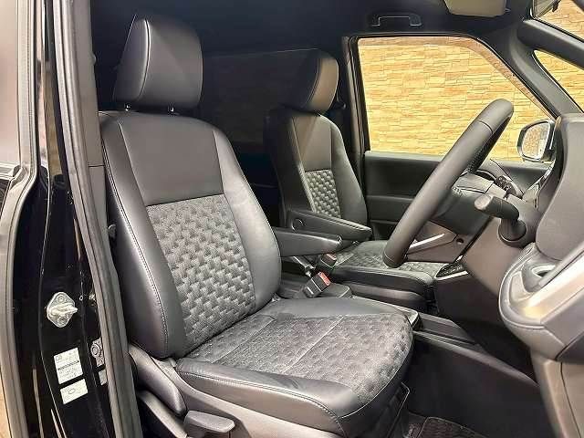 VOXY HYBRID 4WD