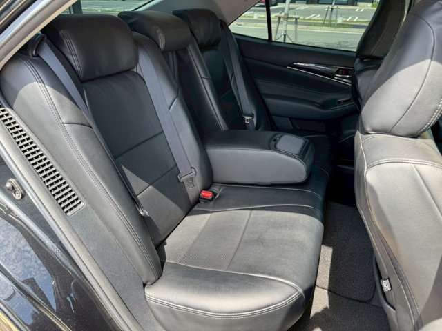 CROWN sedan hybrid