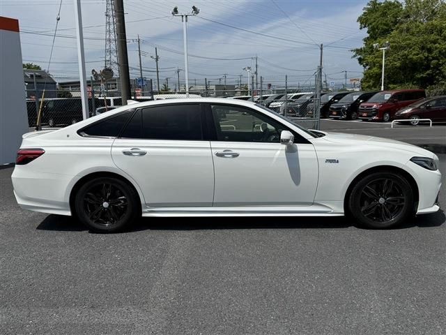 CROWN sedan hybrid