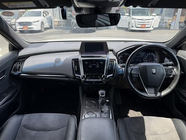CROWN sedan hybrid