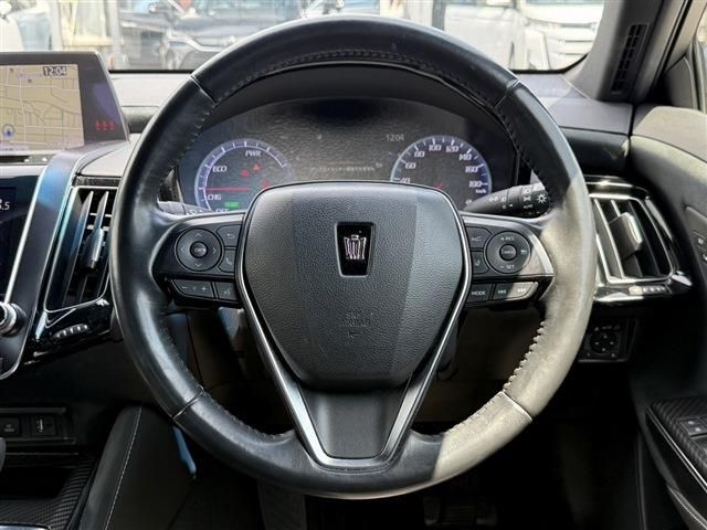CROWN sedan hybrid