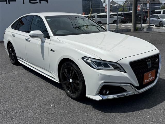 CROWN sedan hybrid