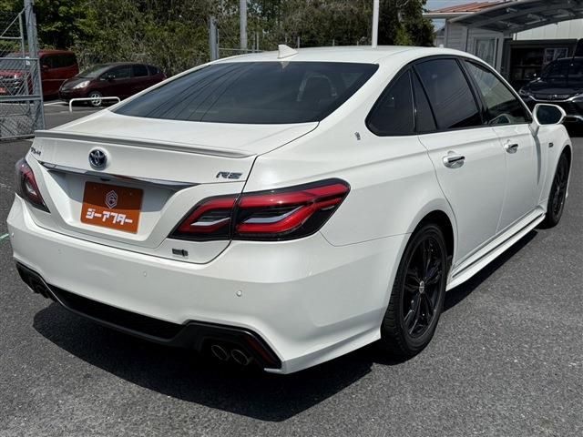 CROWN sedan hybrid