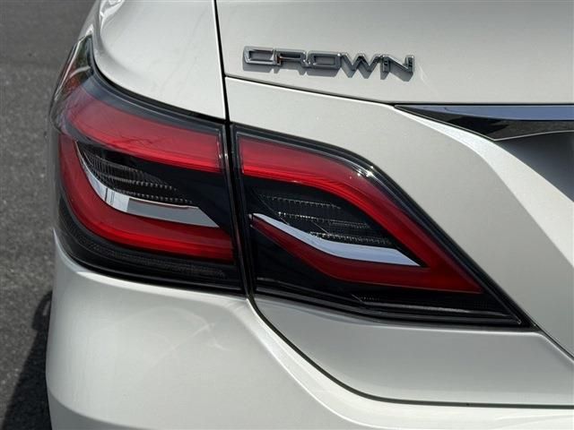 CROWN sedan hybrid
