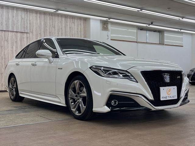 CROWN sedan hybrid