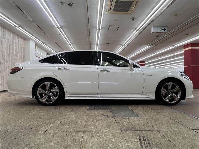 CROWN sedan hybrid