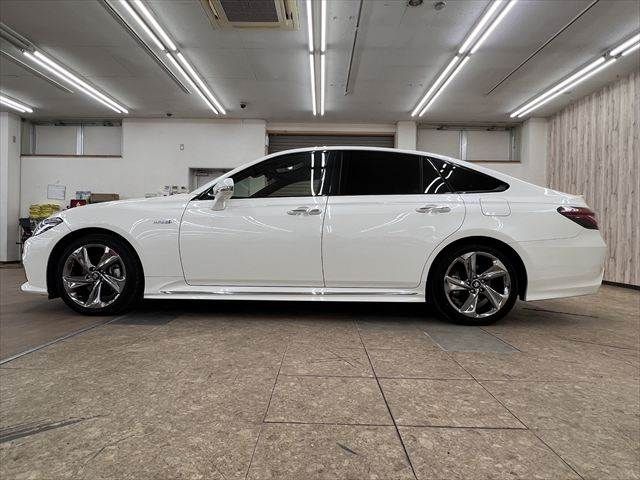 CROWN sedan hybrid