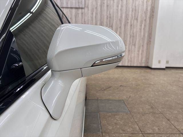 CROWN sedan hybrid