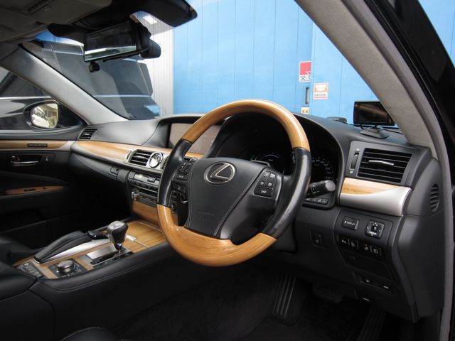 LEXUS LS600hL