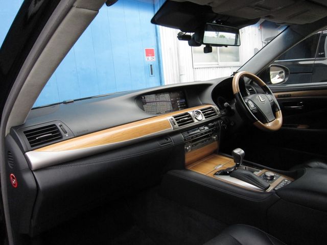 LEXUS LS600hL