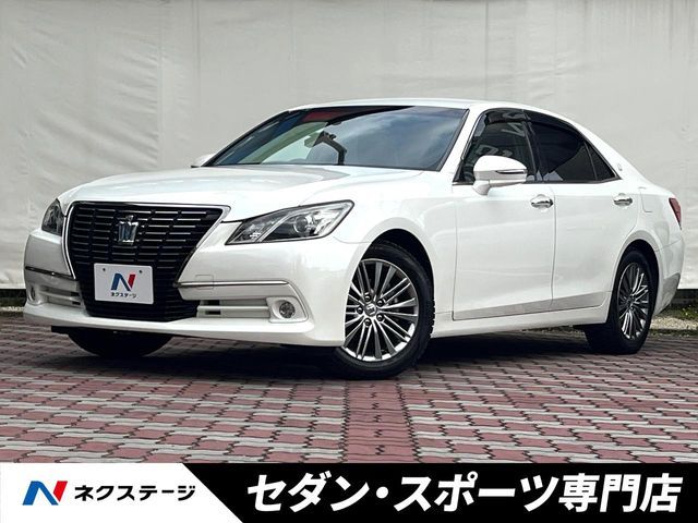CROWN sedan hybrid