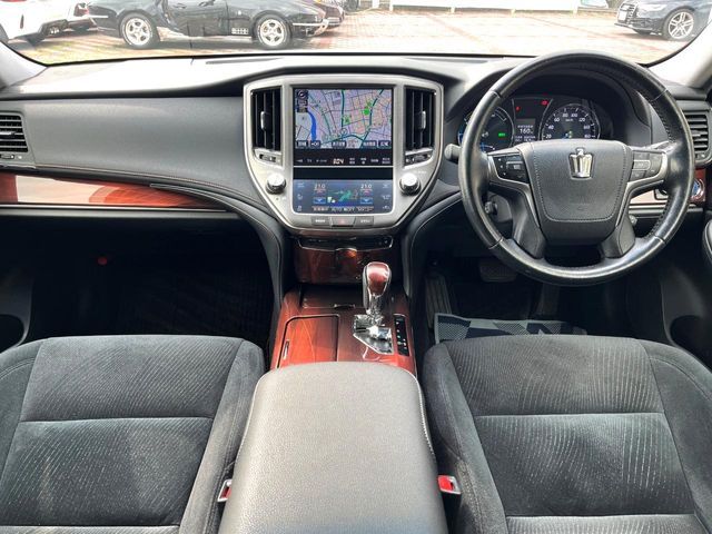 CROWN sedan hybrid