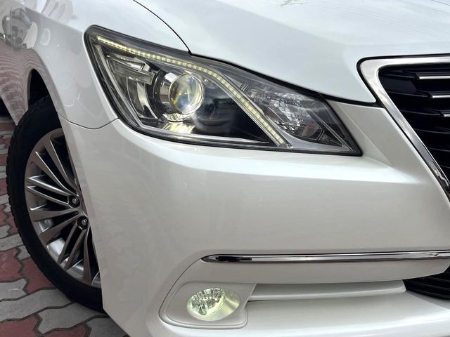 CROWN sedan hybrid