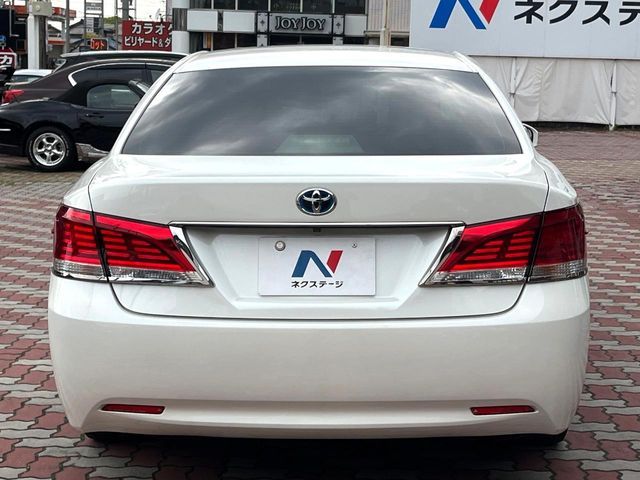 CROWN sedan hybrid