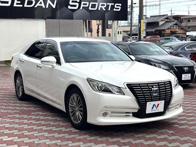 CROWN sedan hybrid