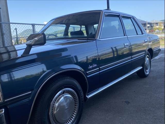 CROWN sedan