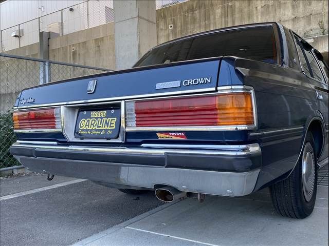 CROWN sedan