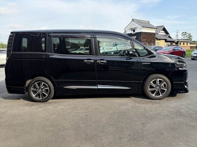VOXY HYBRID