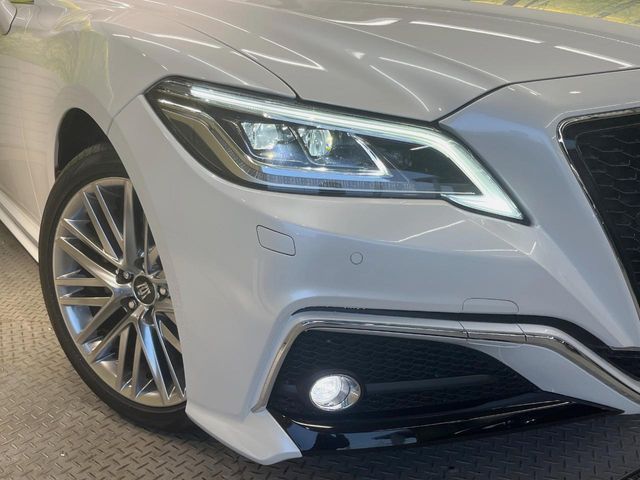 CROWN sedan hybrid