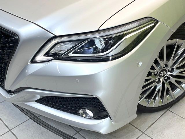 CROWN sedan hybrid