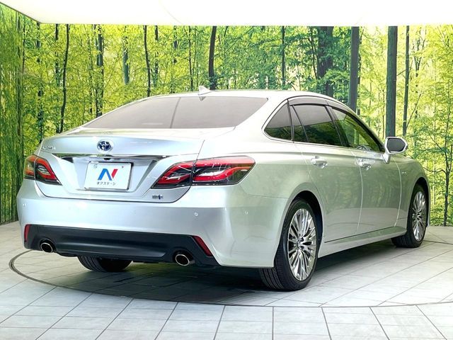 CROWN sedan hybrid