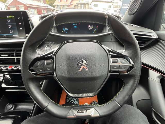 PEUGEOT e-2008