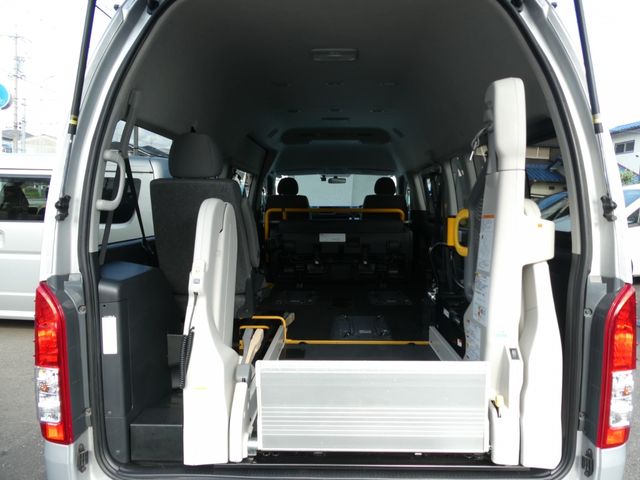 HIACE COMMUTER