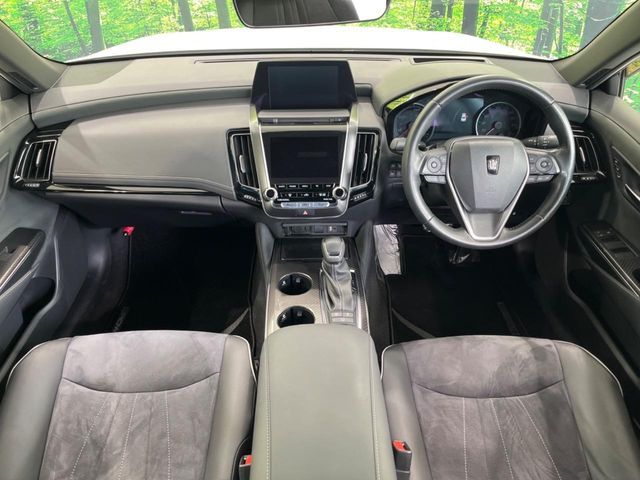 CROWN sedan hybrid