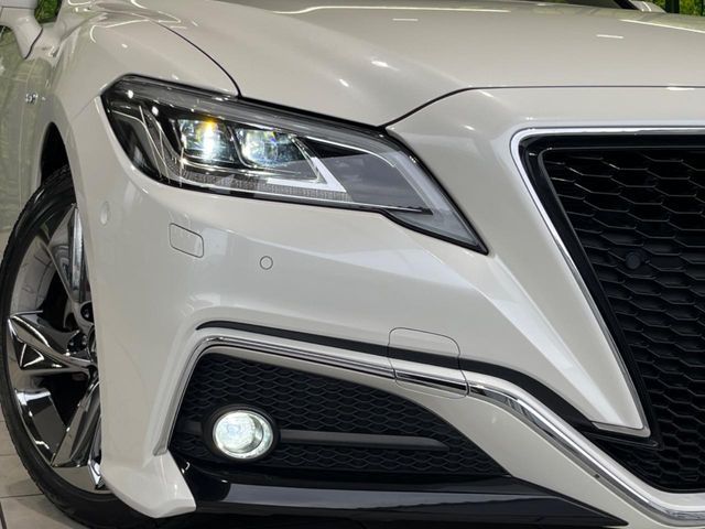 CROWN sedan hybrid