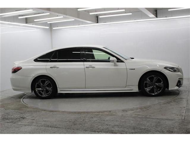 CROWN sedan hybrid