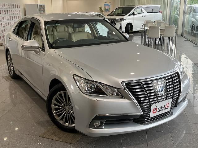 CROWN sedan hybrid