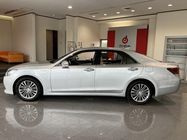 CROWN sedan hybrid