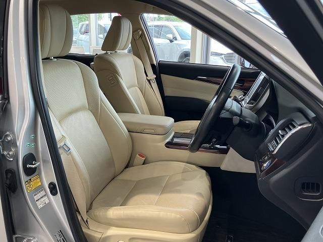 CROWN sedan hybrid