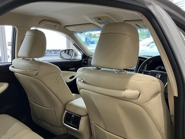 CROWN sedan hybrid