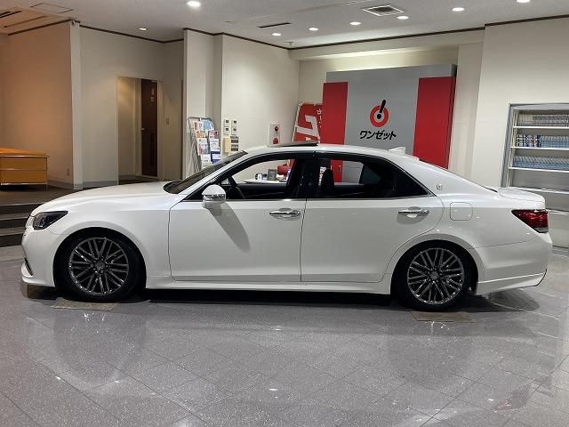 CROWN sedan