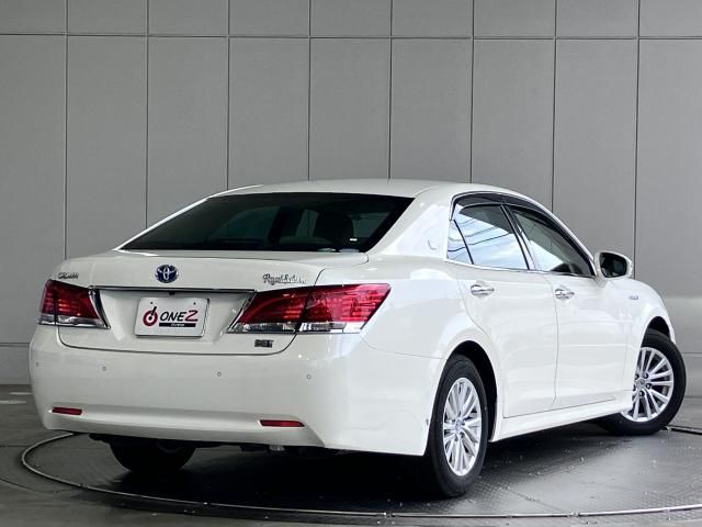 CROWN sedan hybrid